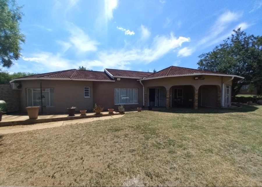 4 Bedroom Property for Sale in Lindequesdrif North West